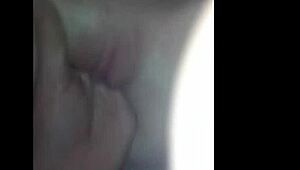 Percaya Ke Empat Jari Buat Pussy Ketat Dia Squirt Begitu Kuat?