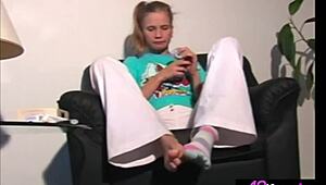 היי, תראה נערה בלונדינית 18+ עם צמה טניה דץ מציגה רגליים יחפות וציצים טבעיים.