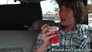 Blackboy 29 explore de nouvelles frontières dans une rencontre interracial audacieuse avec action intense et mouvements hardis