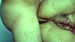 Verdomme crossdressing maatje rammt mijn strakke kont hard bareback!