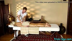 Oi, Mau Liat Remaja Dimasukin Minyak Ketangkep Kamera Tersembunyi?