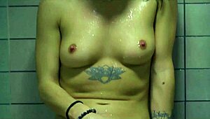 Léptestvérek ELKAPTÁK maszturbálást zuhanyban - Micsoda SOKK!