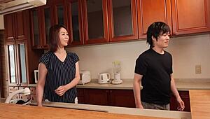 부끄러운 아름다운 엄마 아들 친구 못생긴 속옷으로 잡히다