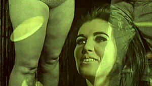 E aí, pessoal, confira esse trio bizarro vintage com gente mascarada peluda, é coisa louca!