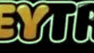 لاتينية بزازها كبيرة تفتح طيزها على وسع لزب متحول في مشهد هوني ترانس