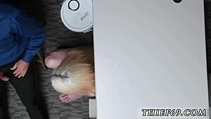 Essa novinha 18+ de uniforme tentou roubar mas chupou no carro público