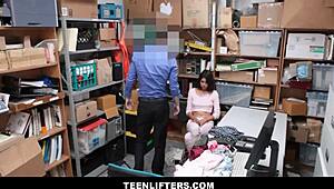 Сладка латино крадла сключва сделка за секс с полицай - Kat Arina