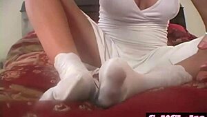 足交少女在火辣网络直播中玩弄玩具