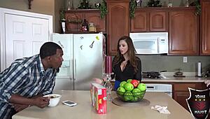 Ihastuttava palvelijatar Nadia White saa pillunsa lyödyksi Ariella Ferrera ja Rome Majorilta.