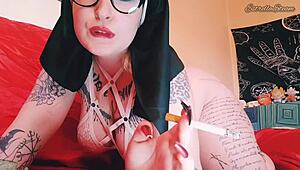 Diese Nonne wurde so geil beim Zigarrenrauchen. Sie konnte ihren wilden Trieben nicht widerstehen.