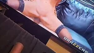 Ach, človeče, šukám túto veľkú cicovú fuck lalku v prádle, horúce uhly všade a končím masívnym výstrelom na jej tangovú ritku!