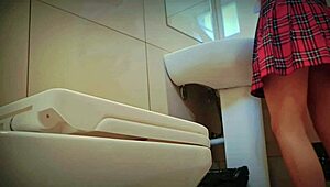 Chytil jsem ji, jak čurá z chlupaté kundy venku pod tím malým minišaty