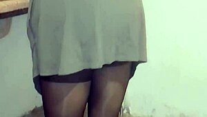 Кухненска жега с възрастна туркиня, наведена за еротично чистене 🔥