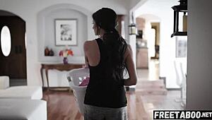 Mamă vitregă proastă forțează fiica virgină să-și piardă inocența cu tatăl vitreg