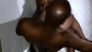 Ik kan niet geloven deze homemade ebony milf scène, zo heet en amateur.