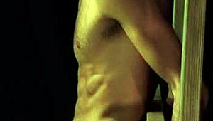 Этот спортивный твинк жёстко используется своим доминирующим папиком в бондаж игре.