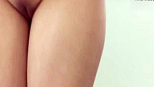 Coño afeitado de adolescente asiática 18+ recibe intensa masturbación amateur japonesa de Mai