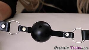 Ragazzina scopata duro riceve una sborrata in faccia hardcore in alta definizione