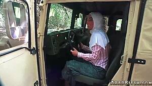 Getatoeëerde tiener 18+ probeert eerste keer webcam masturbatie in uniform