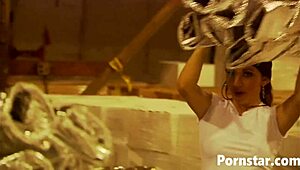 섹시 타냐 데이비스 거친 창고에서 하드코어로 박힘. 그녀의 에보니 곡선이 모든 인치를 받아들임