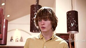 Vau! Varuška mi je pustila, da jo nabijem v rit, ko sem ji pokazal svoj ogromen tič v supergah!