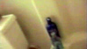 Lynnette Lyons 把热精液涂抹在她巨大奶子上寻求刺激