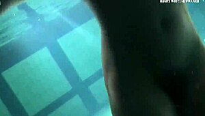 Wow, pozri na Bulavu Lozhkovu pod vodou s obrovskými prsiami a zadkom, je brutálne sexi!