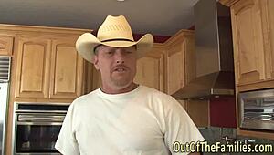 किंकी टीन 18+ वाइल्ड फेशियल पाती है