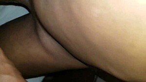 Голям черен шимейл кур разтяга тясното ми бяло дупе