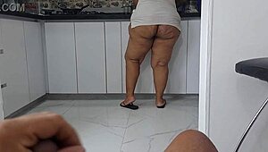 在厨房偷看我拉丁继母的大屁股，每次都让我硬得不行