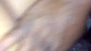 Wanita hamil tangkap momen intim di klip video terbaru.