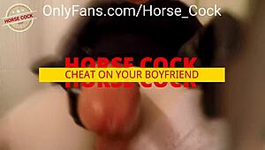 这个双性恋独奏男脱衣舞者用巨大弹跳蛋蛋挑逗。他的POV射精滴在那个大白鸡巴上又热又湿。