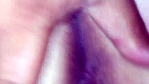 Mira a esta mujer masturbándose sutilmente hasta un orgasmo intenso en solitario