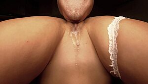 Pembantu rumah basah kuyup dengan jolok puki basah dalam aksi miang