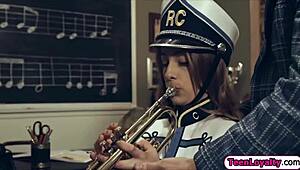 ما وراء كريستن تركب قزب مدربها العملاق بطاقة جامحة اليوم؟