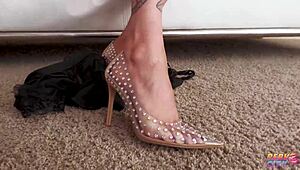 Gostosa tatuada Nichole Saphir tem cuzinho dilatado na foda anal hardcore.