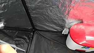 既婚のフライトアテンダントが空港のボディチェック中に激しくファックされる