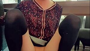 Miért nem nyög hangosabban a csinos Annemieke, miközben mélyen veszi a vastag farkat a szűk seggébe?