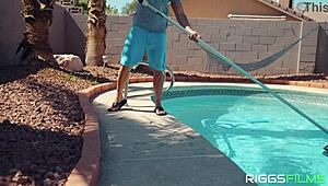 Wow! Sarah Jessie & Fit Kitty Dominují chlapa u bazénu s velkými kozy a divokým sere! Výstřiky pokrývají jejich svalnatá těla u bazénu!