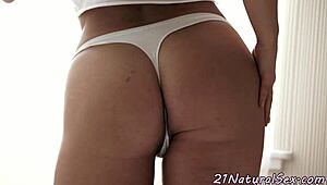 נערה אירופית 18+ מגרה את עצמה לגמרי מתוק