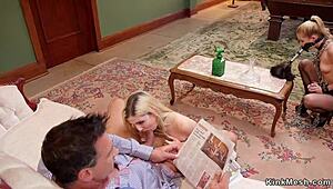 سيد القضيب الكبير يقول، خذيه بعمق، عبيد الخادمات!