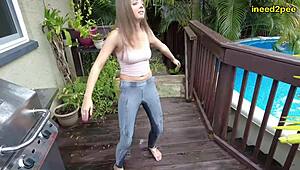 绝望想尿尿，业余女孩在公共场合浸湿内裤和牛仔裤