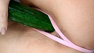 她用黄瓜操自己直到多次狂野高潮