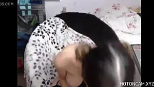 甘いアジアの若い娘18+がソックスで自慢するキャムホア