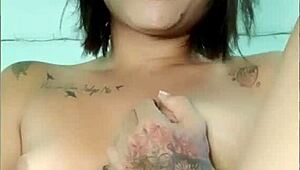 רגעי הפנים הפראיים של האורגזמה של אנג'ליק מונרו!