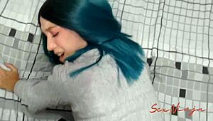 なぜこの義姉妹は妊娠するために巨大チンポに騎乗しているの？