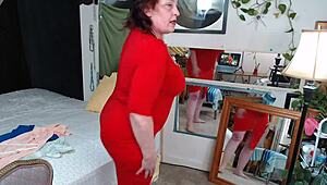 젊은 친구가 데이트 드레스 고르는 도움