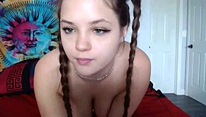 Örgülü saçlı 18+ ergen kıvrımlı vücudunu büyük memeleri ve kıçıyla gösteriyor.