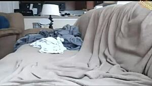 Wow! Mladé ženy se divoce oddávají láhve fucking a scissoring!