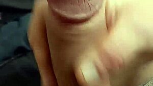 Drkanje in izliv v solo amaterski seansi z noro napetostjo